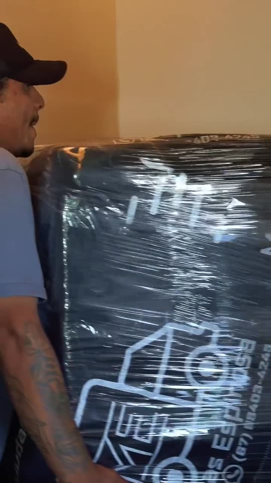 Móvel grande embalado sendo levado pelo corredor do apartamento